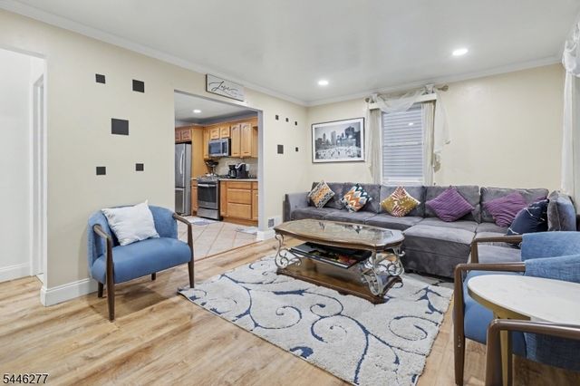30 Schuyler Ave, Pompton Lakes Boro, NJ 07442