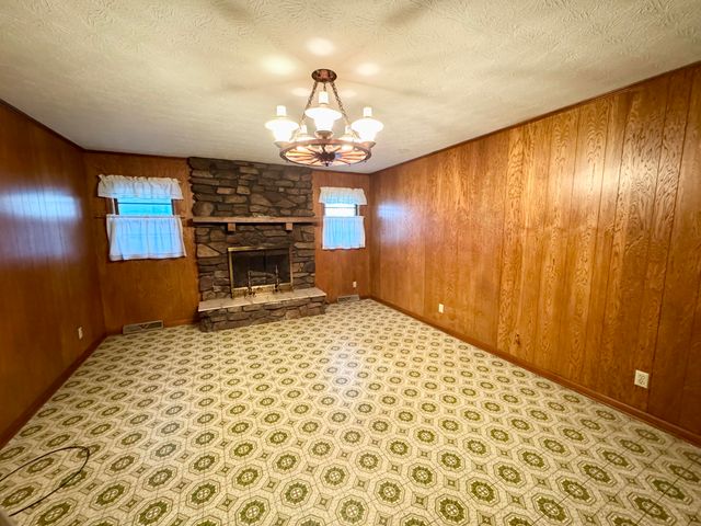 2535 W Farm Road 112, Springfield, MO 65803