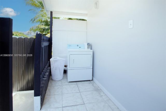 2731 NW 100th St B, Miami, FL 33147