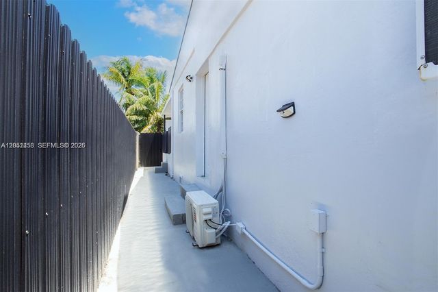 2731 NW 100th St B, Miami, FL 33147
