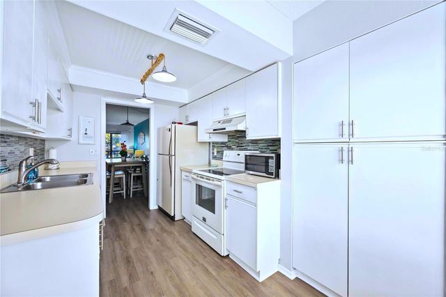 505 30TH AVENUE W E204, Bradenton, FL 34205