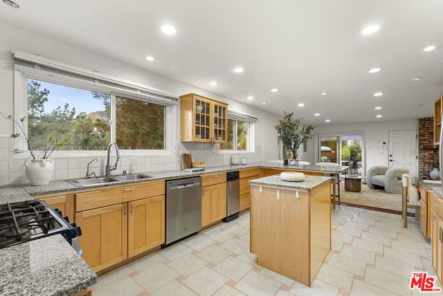3127 Arrowhead Drive, Los Angeles, CA 90068