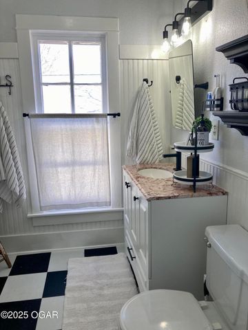 1204 Grand Avenue, Carthage, MO 64836