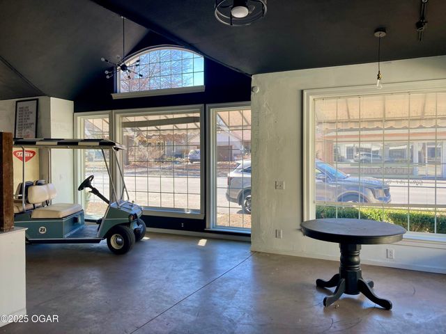 1204 Grand Avenue, Carthage, MO 64836