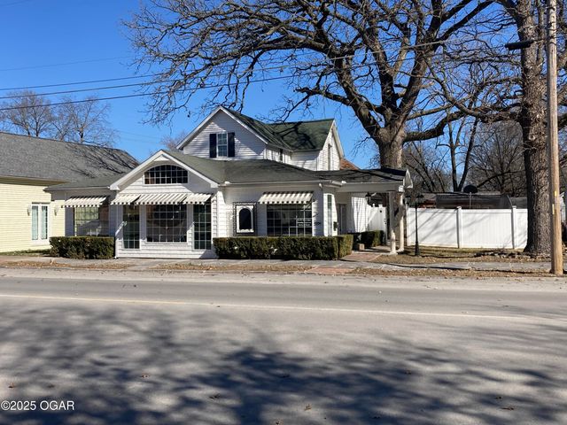 1204 Grand Avenue, Carthage, MO 64836