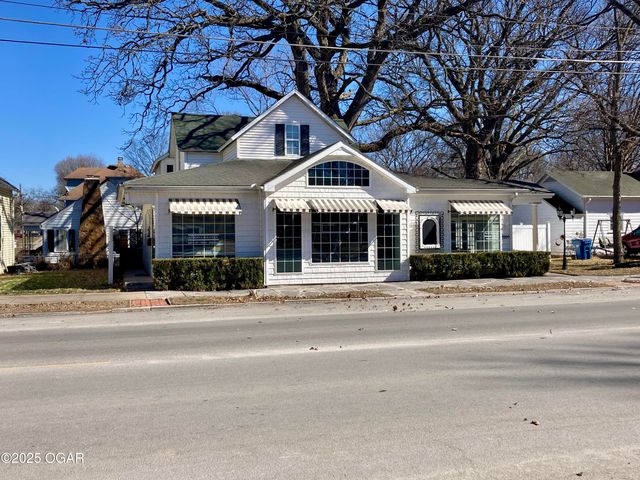 1204 Grand Avenue, Carthage, MO 64836