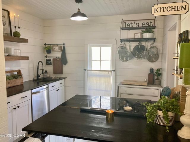 1204 Grand Avenue, Carthage, MO 64836