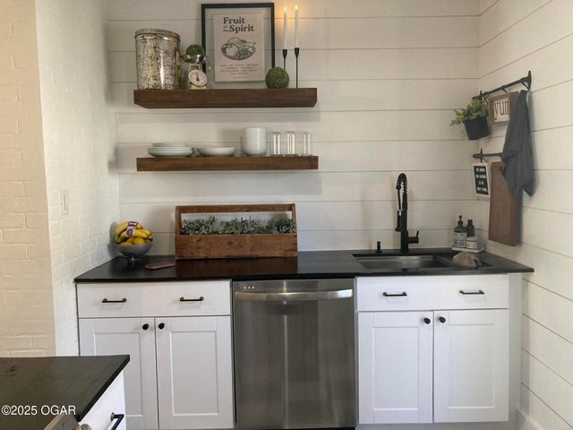 1204 Grand Avenue, Carthage, MO 64836