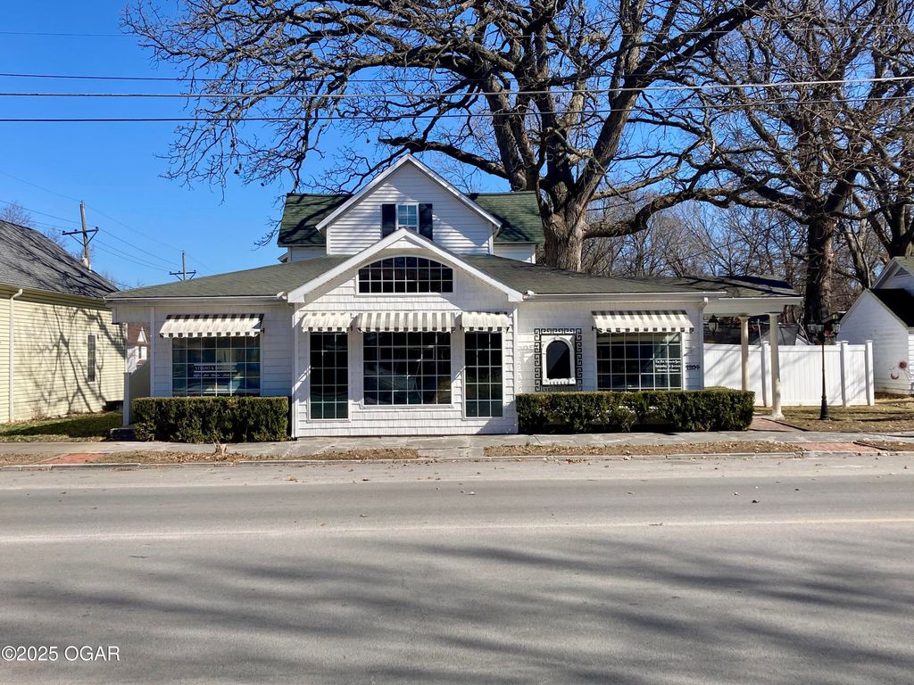 1204 Grand Avenue, Carthage, MO 64836