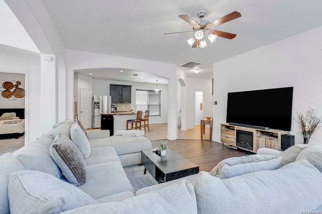 11927 Curtis Hill, San Antonio, TX 78254