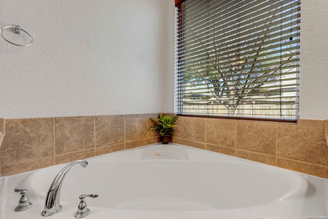 11927 Curtis Hill, San Antonio, TX 78254