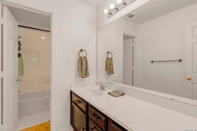 11927 Curtis Hill, San Antonio, TX 78254