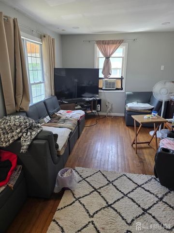 201 SE summerhill Road SE, Spotswood, NJ 08884