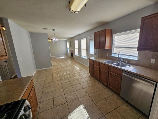 580 Hometown PKWY, Kyle, TX 78640