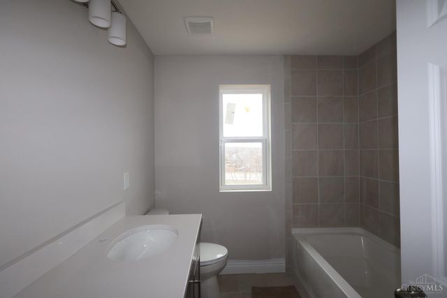 8 Glasgow Street, Springboro, OH 45066