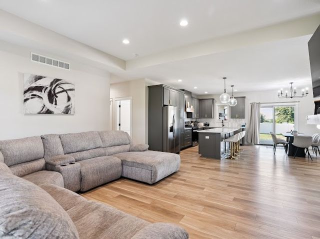 1397 S 52nd Avenue E, Newton, IA 50208