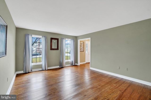 8 MORGAN DR, Shrewsbury, PA 17361