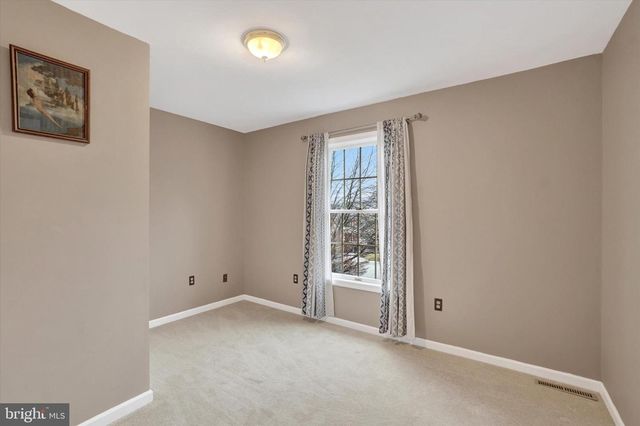 8 MORGAN DR, Shrewsbury, PA 17361