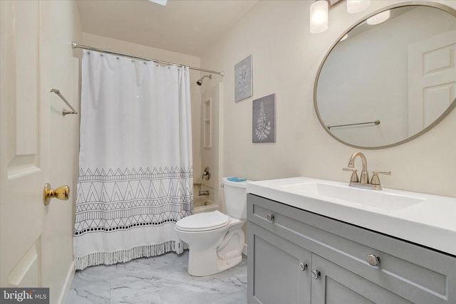 8 MORGAN DR, Shrewsbury, PA 17361