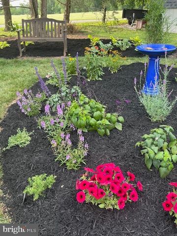 8 MORGAN DR, Shrewsbury, PA 17361