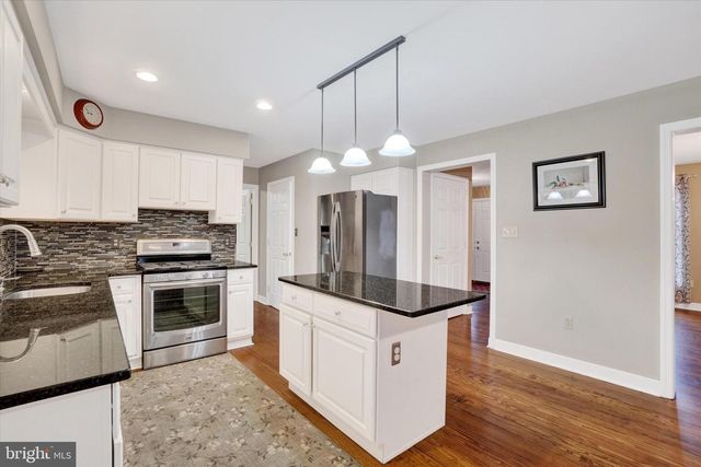 8 MORGAN DR, Shrewsbury, PA 17361