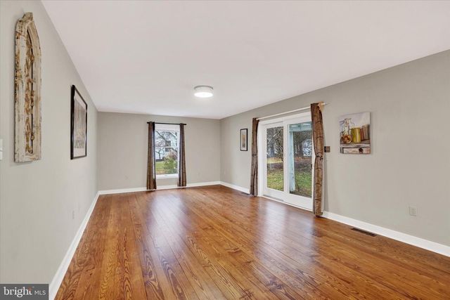 8 MORGAN DR, Shrewsbury, PA 17361