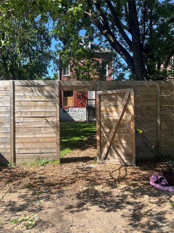 915 Bates Street, St Louis, MO 63111