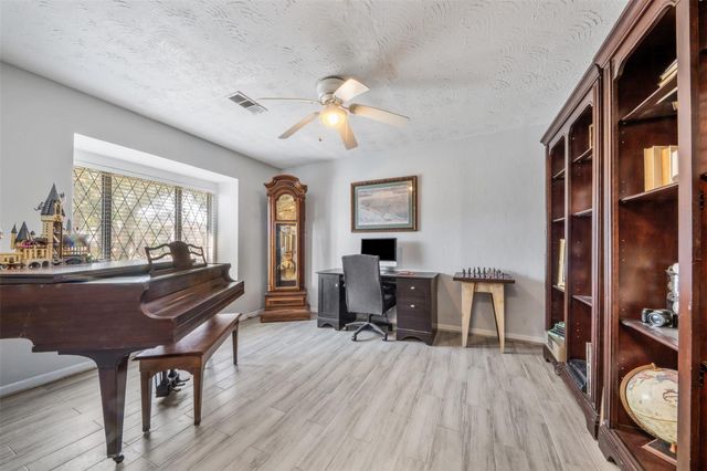 1506 17th Avenue N, Texas City, TX 77590