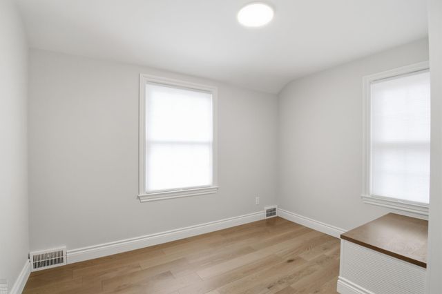 1342 Hollywood Avenue, Grosse Pointe Woods, MI 48236