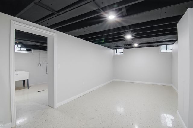 1342 Hollywood Avenue, Grosse Pointe Woods, MI 48236
