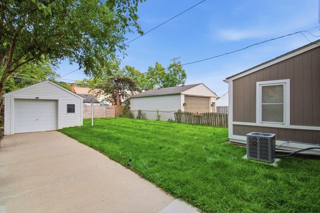 1342 Hollywood Avenue, Grosse Pointe Woods, MI 48236