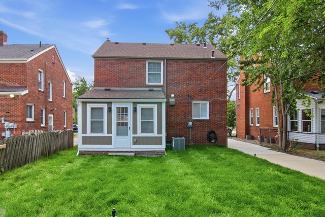 1342 Hollywood Avenue, Grosse Pointe Woods, MI 48236