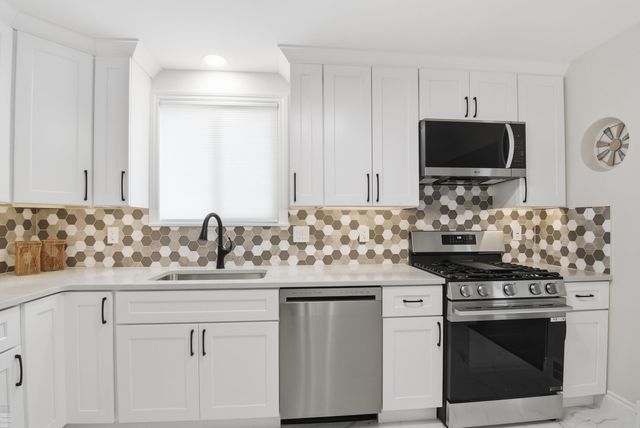 1342 Hollywood Avenue, Grosse Pointe Woods, MI 48236