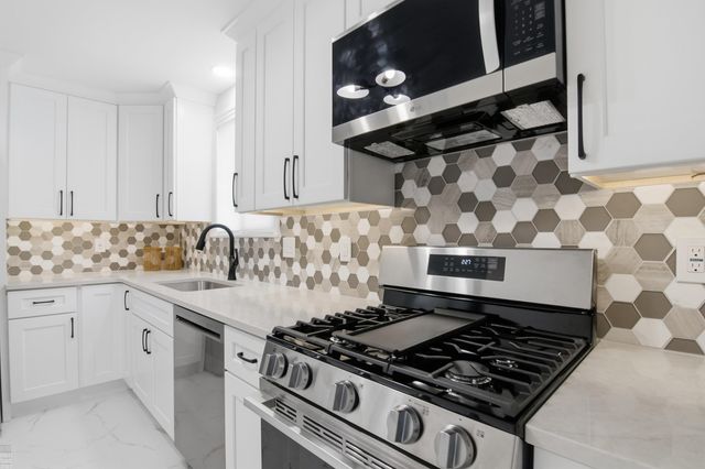1342 Hollywood Avenue, Grosse Pointe Woods, MI 48236