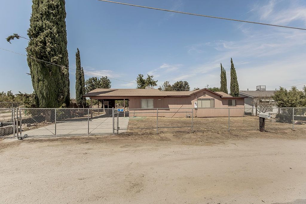 Image 1 of property listing at 9016 E Dinuba Avenue, Selma, CA 93662