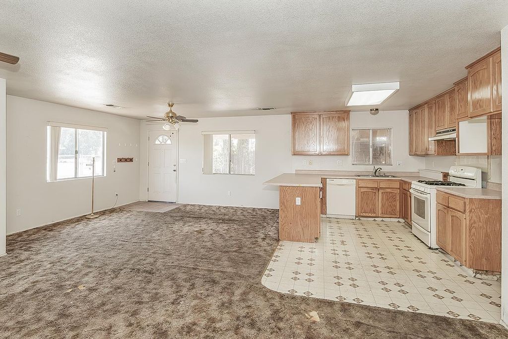 Image 13 of property listing at 9016 E Dinuba Avenue, Selma, CA 93662