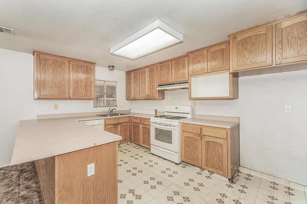 Image 16 of property listing at 9016 E Dinuba Avenue, Selma, CA 93662