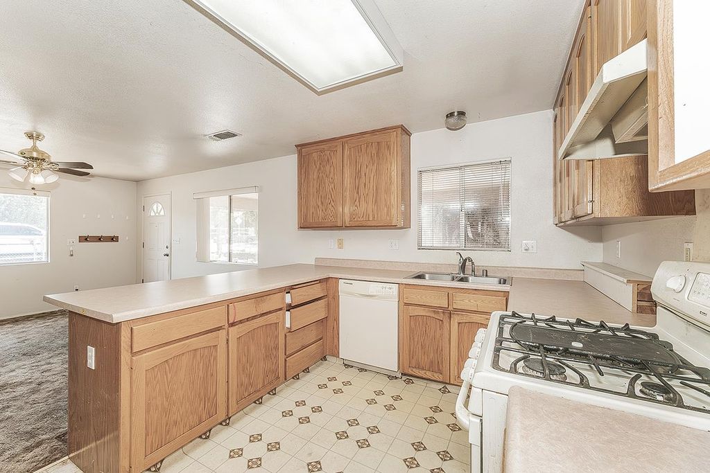 Image 18 of property listing at 9016 E Dinuba Avenue, Selma, CA 93662
