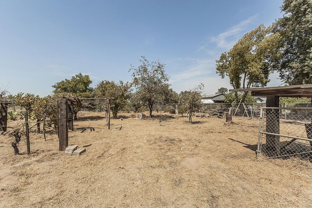 Image 54 of property listing at 9016 E Dinuba Avenue, Selma, CA 93662