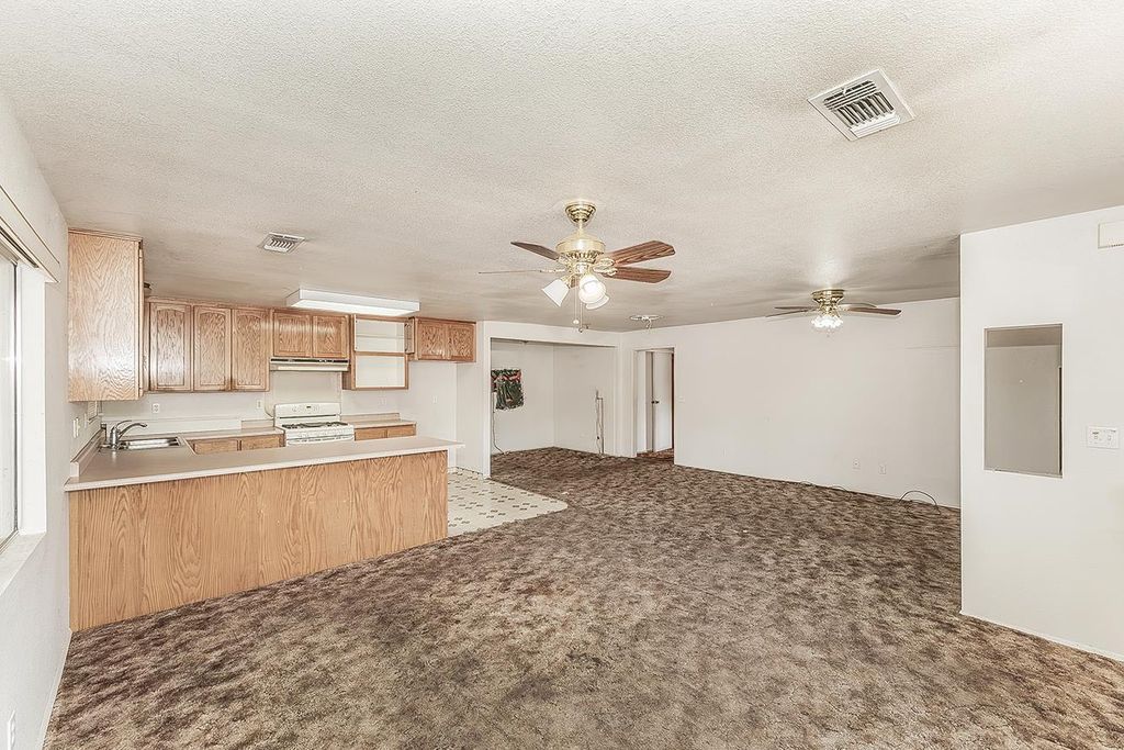 Image 7 of property listing at 9016 E Dinuba Avenue, Selma, CA 93662