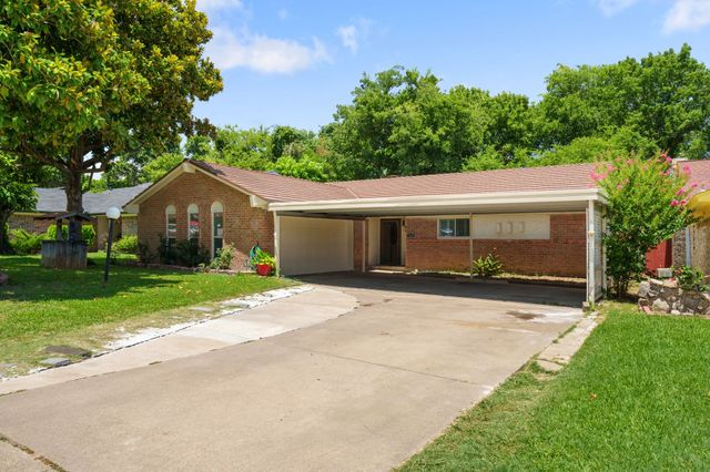 310 Kirby Creek Drive, Grand Prairie, TX 75052