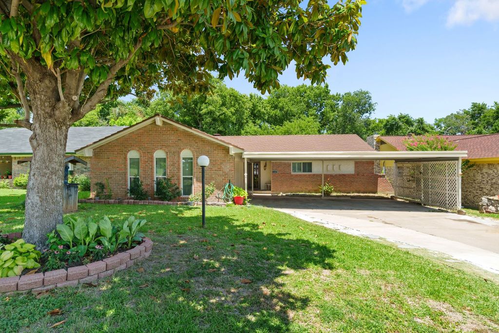 310 Kirby Creek Drive, Grand Prairie, TX 75052