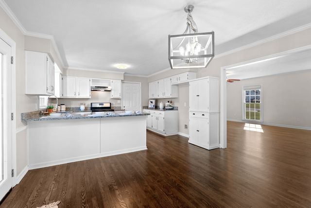 102 Pennsylvania Ave, White House, TN 37188