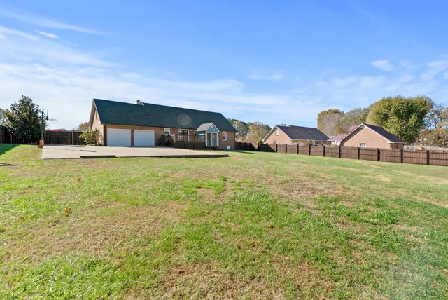 102 Pennsylvania Ave, White House, TN 37188