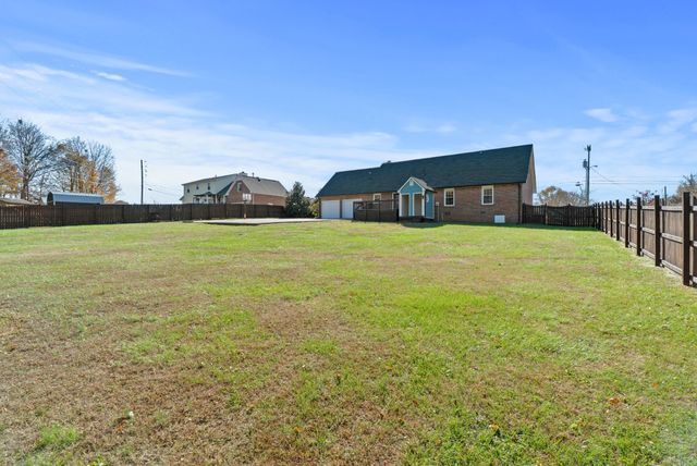 102 Pennsylvania Ave, White House, TN 37188