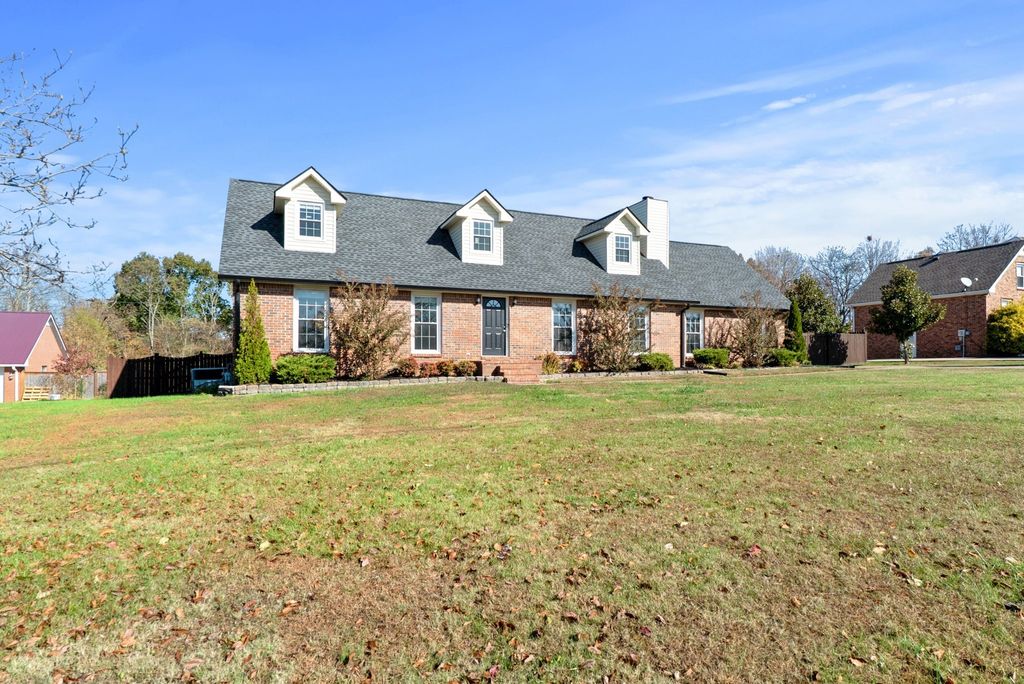 102 Pennsylvania Ave, White House, TN 37188