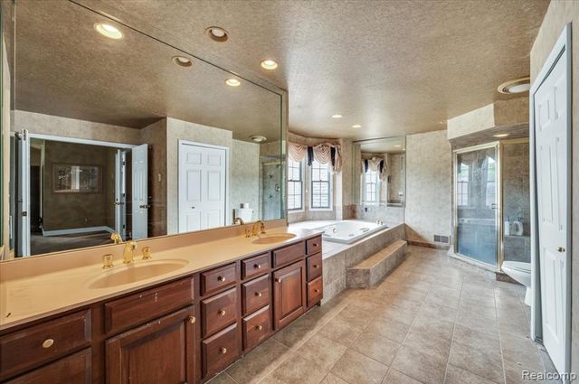 7882 Glacier Club Drive, Washington, MI 48094