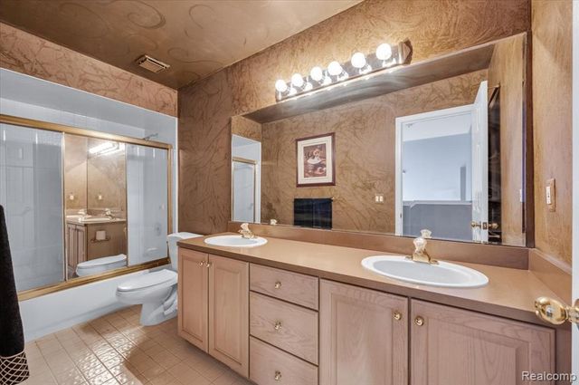 7882 Glacier Club Drive, Washington, MI 48094