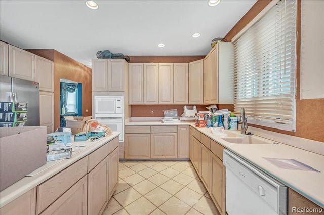 7882 Glacier Club Drive, Washington, MI 48094