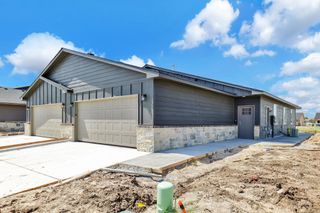 2401 S Wheatland Ct, Wichita, KS 67235